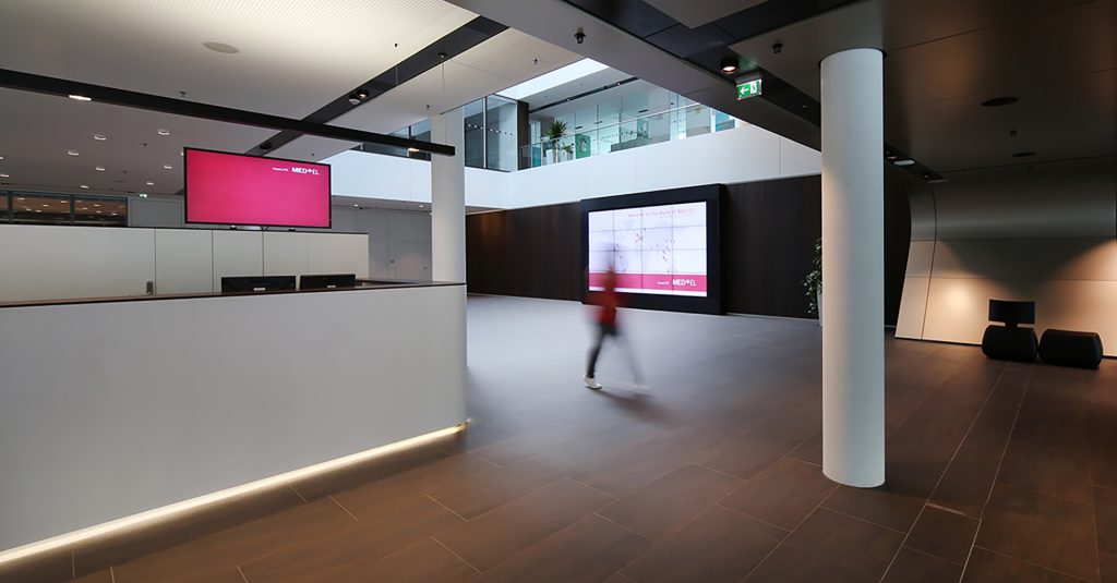 Digital_Signage_Display_Videowall_AVsolutions Videowalls für innen und außen - Werbung - Content - Information - Image I AVsolutions