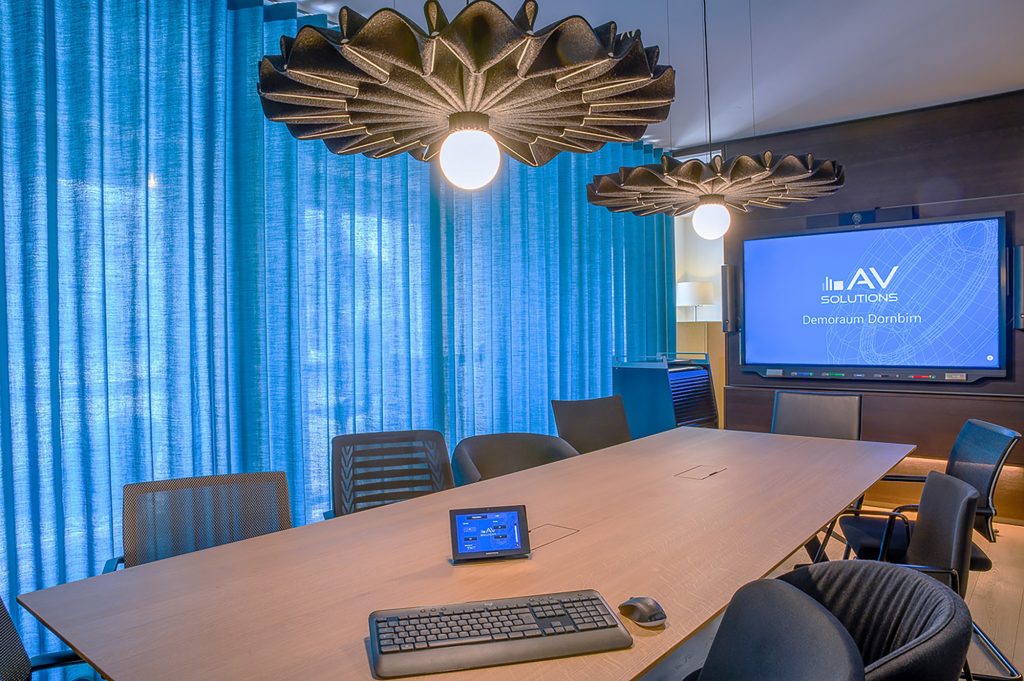 Collaboration_Raum_Vorarlberg_Crestron_SMART_JBL_Poly_BarcoClickshare_Header_AVsolutions Collaborationraum für Videokonferenzen in 4K - AVsolutions