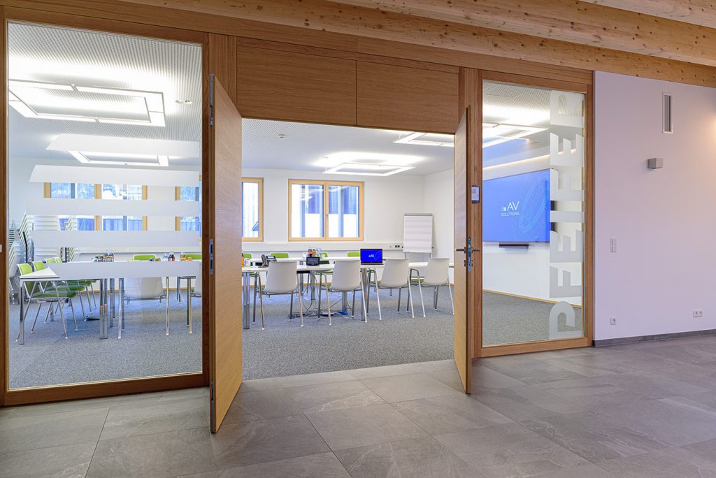 Holz_Pfeifer_Crestron_NEC_Barco-ClickShare_8_AVsolutions