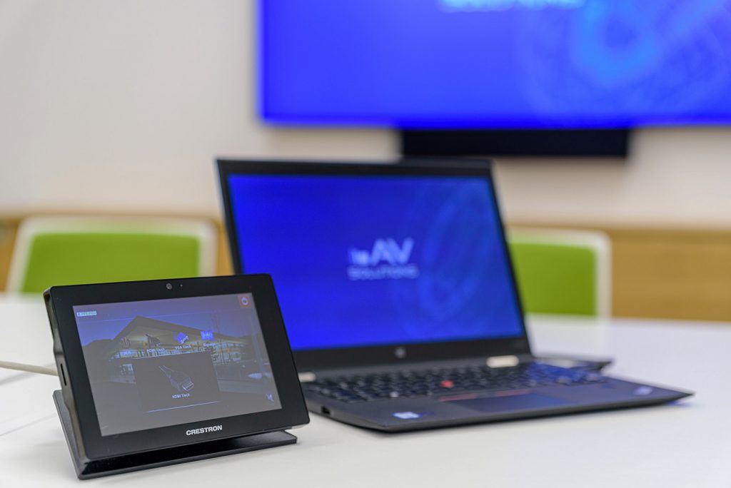 Holz_Pfeifer_Crestron_NEC_Barco-ClickShare_Touchpanel_2_AVsolutions