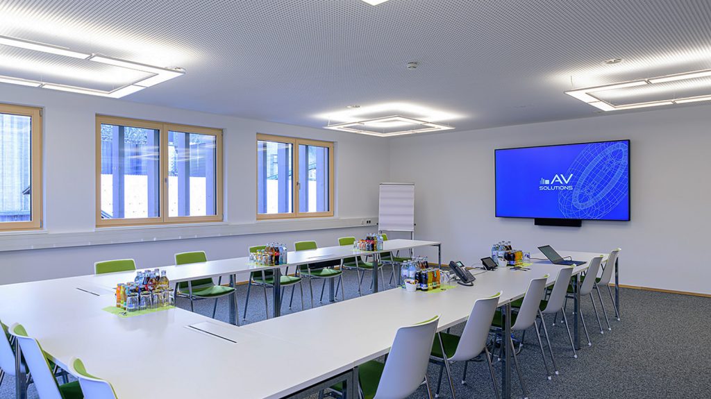 Holz_Pfeifer_Videokonferenzraum_NECC981Q_2_AVsolutions