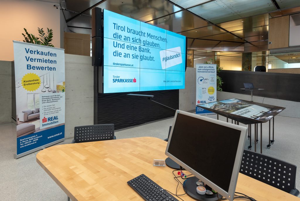Sparkasse_Innsbruck_höhenverstellbare_Videowall_Extron_NEC_JBL_Shure_AVsolutions