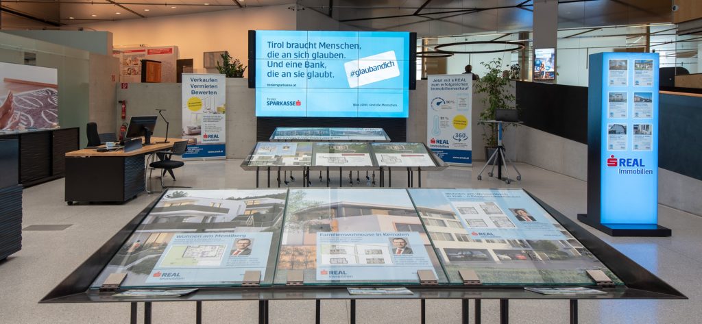 Sparkasse_Innsbruck_höhenverstellbare_Videowall_Extron_NEC_JBL_Shure_Header_AVsolutions