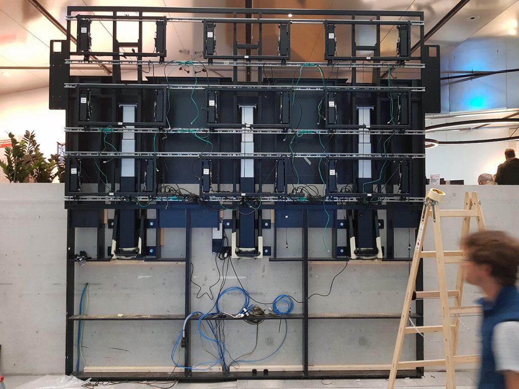 Sparkasse_Innsbruck_höhenverstellbare_Videowall_Extron_NEC_JBL_Shure_making_of_2_AVsolutions