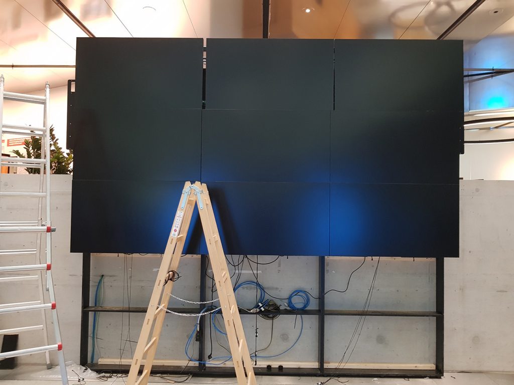 Sparkasse_Innsbruck_höhenverstellbare_Videowall_Extron_NEC_JBL_Shure_making_of_AVsolutions