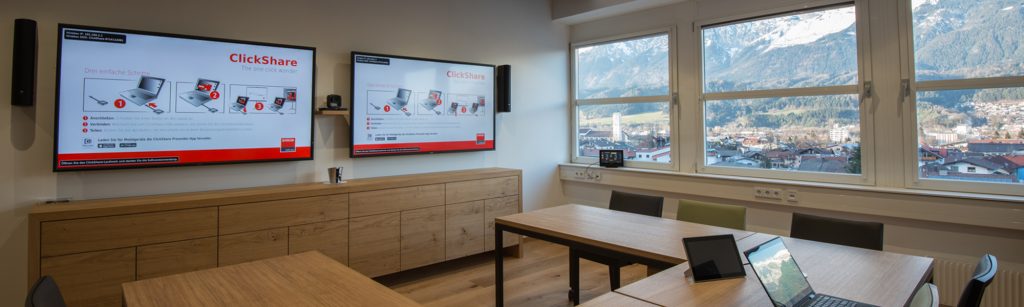 Swarovski_Optik_NEC_Polycom_Shure_JBL_Extron_ClickShare_Logitech_Header_AVsolutions Dual-Screen Videokonferenzraum mit Deckenmikrofon und Beschallung