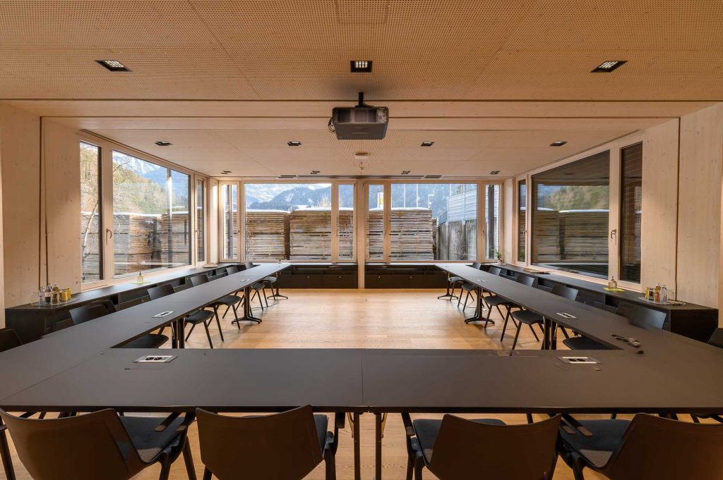 Crestron_Bose_Panasonic_Sharp_Referenz-HolzPfeifer_Imst_10_AVsolutions Holz Pfeifer I Referenz I großer Meetingraum I Projektor I Leinwand I Steuerung über iPad I AVsolutions