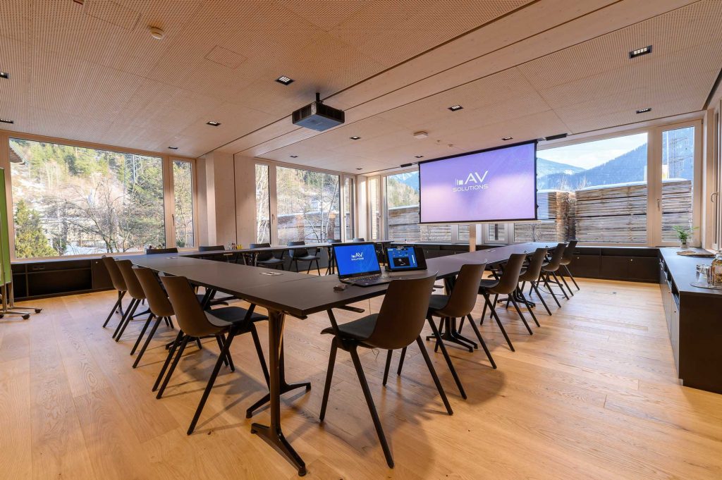 Crestron_Bose_Panasonic_Sharp_Referenz-HolzPfeifer_Imst_11_AVsolutions Holz Pfeifer I Referenz I großer Meetingraum I Projektor I Leinwand I Steuerung über iPad I AVsolutions