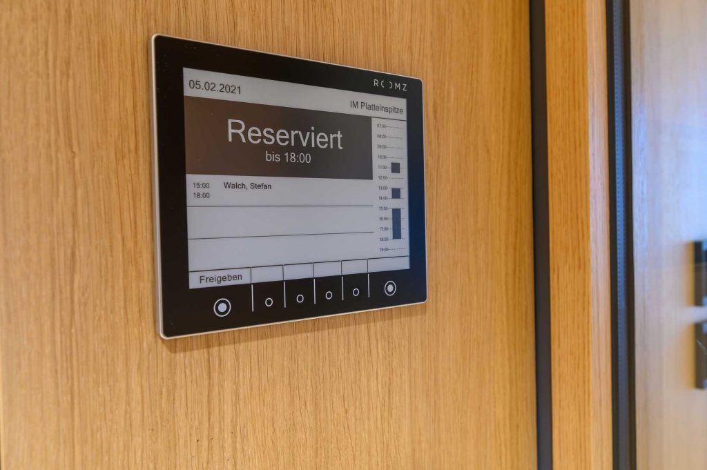 Crestron_Bose_Panasonic_Sharp_Referenz-HolzPfeifer_Imst_2_AVsolutions Holz Pfeifer I Referenz I großer Meetingraum I Projektor I Leinwand I Steuerung über iPad I AVsolutions