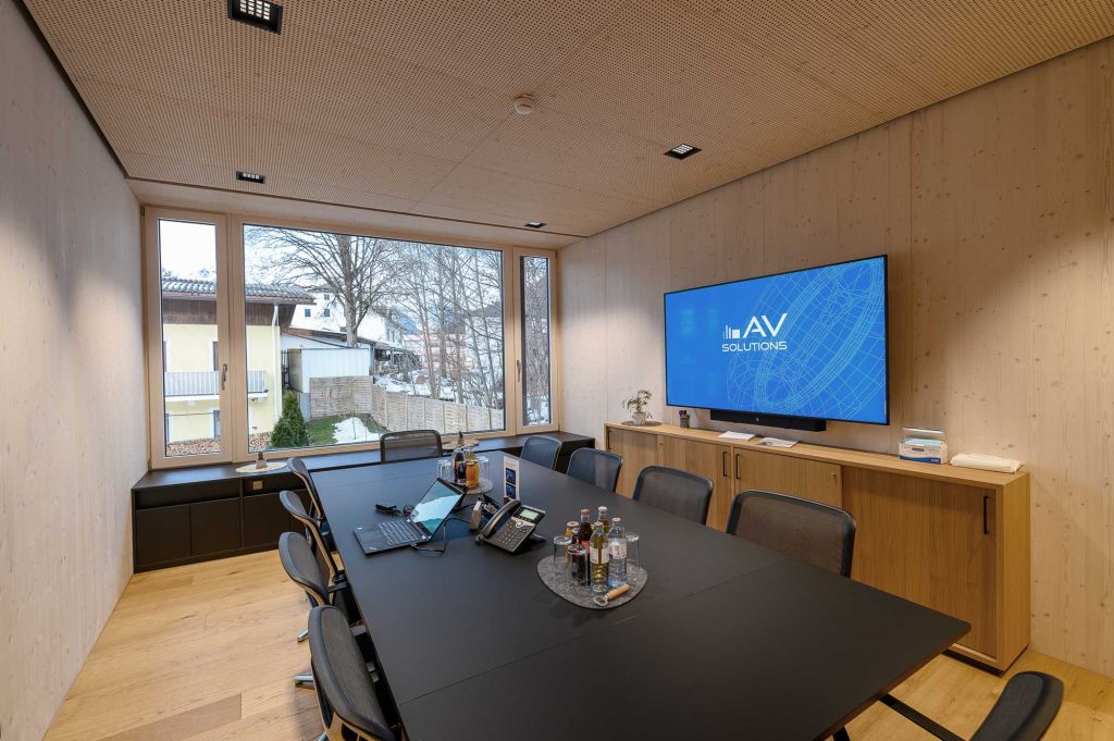 Crestron_Bose_Panasonic_Sharp_Referenz-HolzPfeifer_Imst_3_AVsolutions Holz Pfeifer I Referenz I großer Meetingraum I Projektor I Leinwand I Steuerung über iPad I AVsolutions