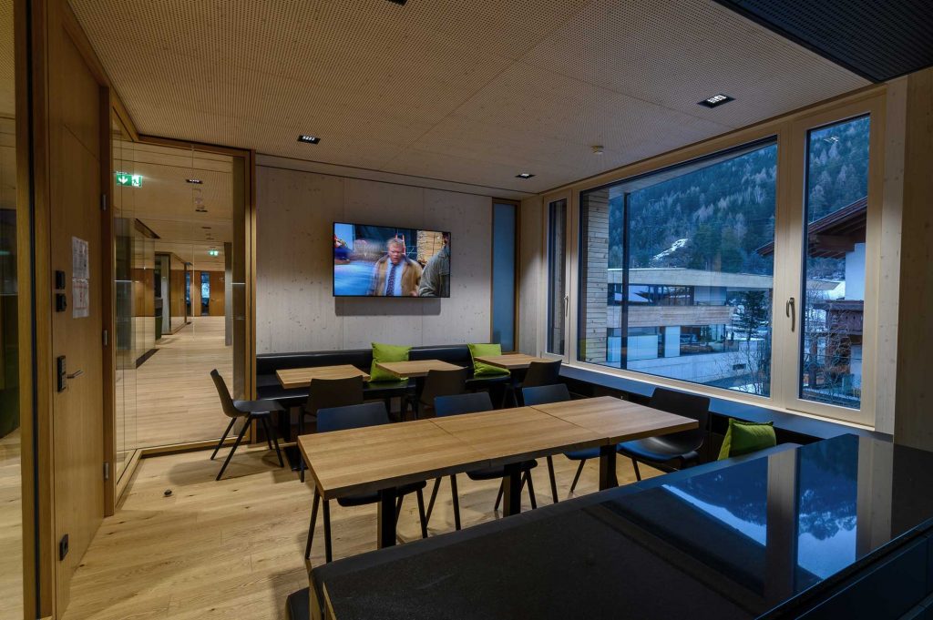 Crestron_Bose_Panasonic_Sharp_Referenz-HolzPfeifer_Imst_4_AVsolutions Holz Pfeifer I Referenz I großer Meetingraum I Projektor I Leinwand I Steuerung über iPad I AVsolutions