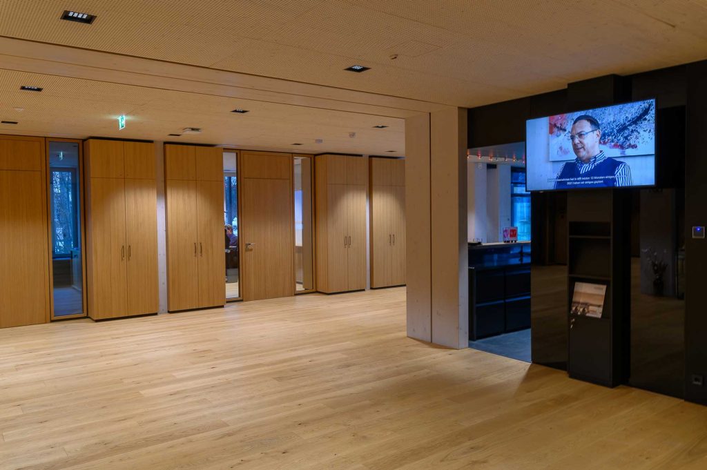 Crestron_Bose_Panasonic_Sharp_Referenz-HolzPfeifer_Imst_5_AVsolutions Holz Pfeifer I Referenz I großer Meetingraum I Projektor I Leinwand I Steuerung über iPad I AVsolutions