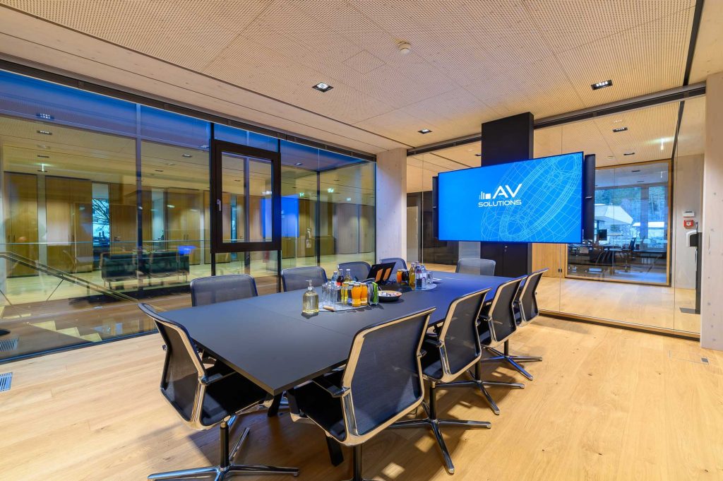 Crestron_Bose_Panasonic_Sharp_Referenz-HolzPfeifer_Imst_6_AVsolutions Holz Pfeifer I Referenz I großer Meetingraum I Projektor I Leinwand I Steuerung über iPad I AVsolutions