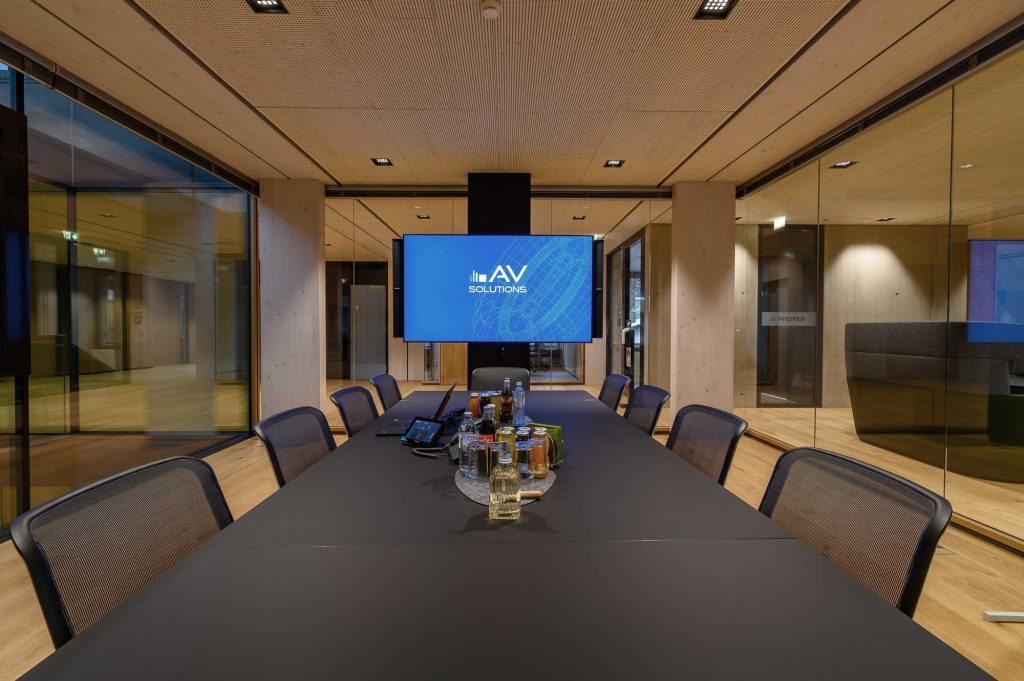 Crestron_Bose_Panasonic_Sharp_Referenz-HolzPfeifer_Imst_7_AVsolutions Holz Pfeifer I Referenz I großer Meetingraum I Projektor I Leinwand I Steuerung über iPad I AVsolutions