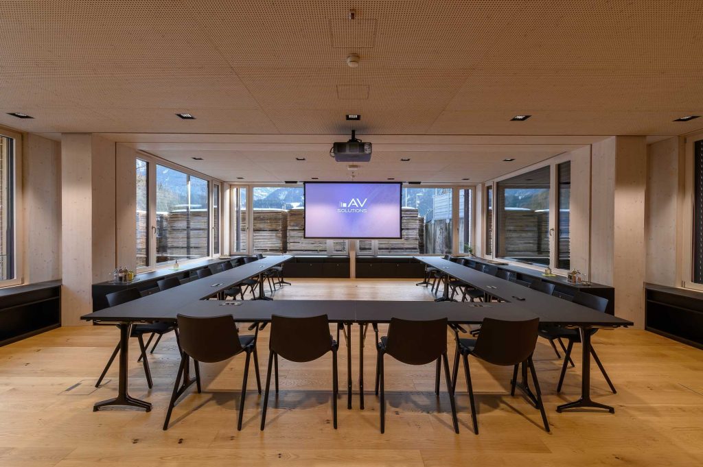 Crestron_Bose_Panasonic_Sharp_Referenz-HolzPfeifer_Imst_8_AVsolutions Holz Pfeifer I Referenz I großer Meetingraum I Projektor I Leinwand I Steuerung über iPad I AVsolutions