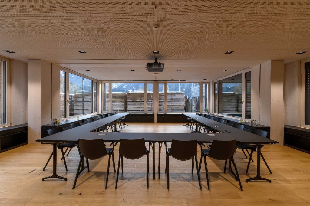 Crestron_Bose_Panasonic_Sharp_Referenz-HolzPfeifer_Imst_9_AVsolutions Holz Pfeifer I Referenz I großer Meetingraum I Projektor I Leinwand I Steuerung über iPad I AVsolutions