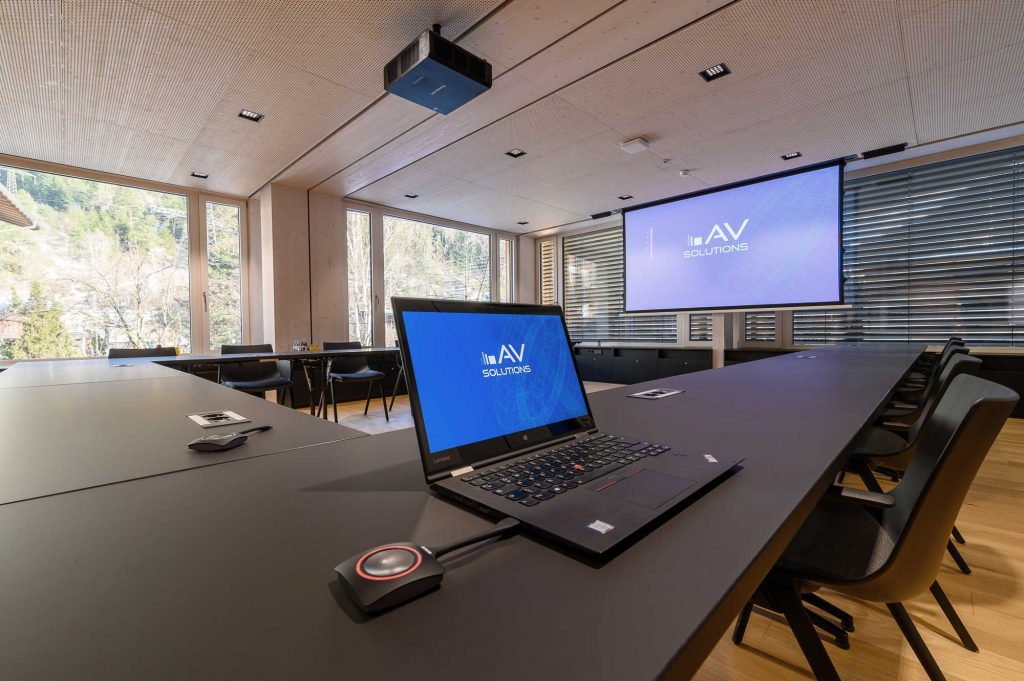 Crestron_Bose_Panasonic_Sharp_Referenz-HolzPfeifer_Imst_ClickShare_14_AVsolutions Holz Pfeifer I Referenz I großer Meetingraum I Projektor I Leinwand I Steuerung über iPad I AVsolutions
