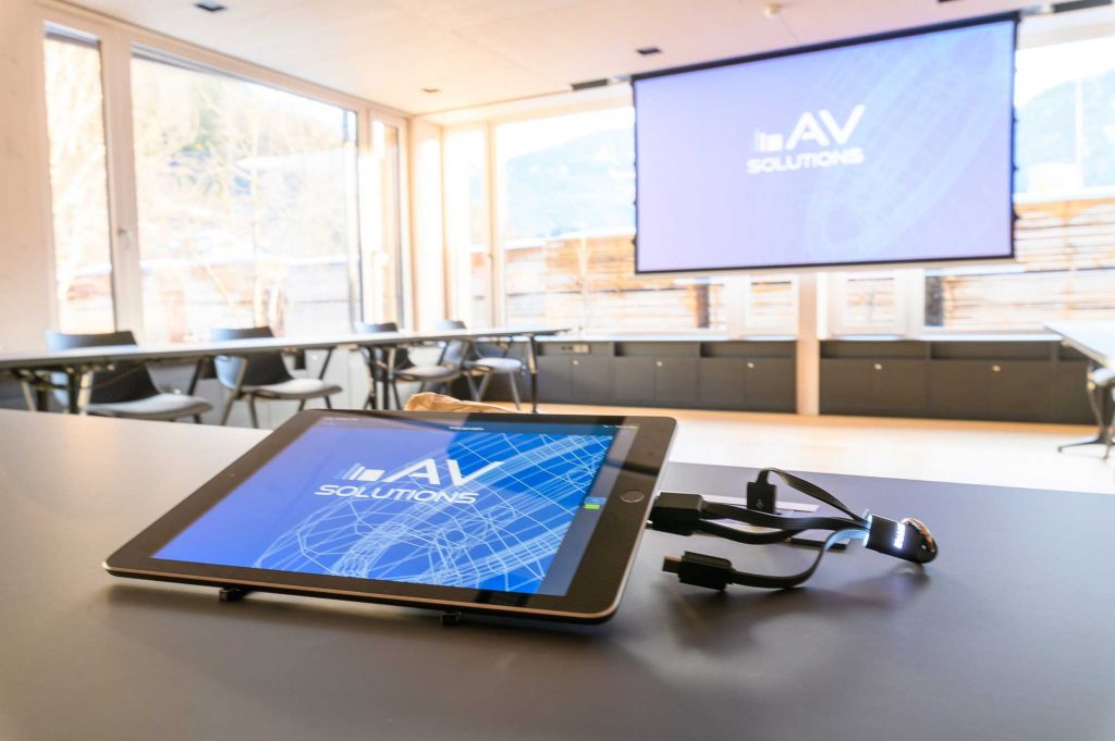 Crestron_Bose_Panasonic_Sharp_Referenz-HolzPfeifer_Imst_iPad-Steuerung_13_AVsolutions Holz Pfeifer I Referenz I großer Meetingraum I Projektor I Leinwand I Steuerung über iPad I AVsolutions