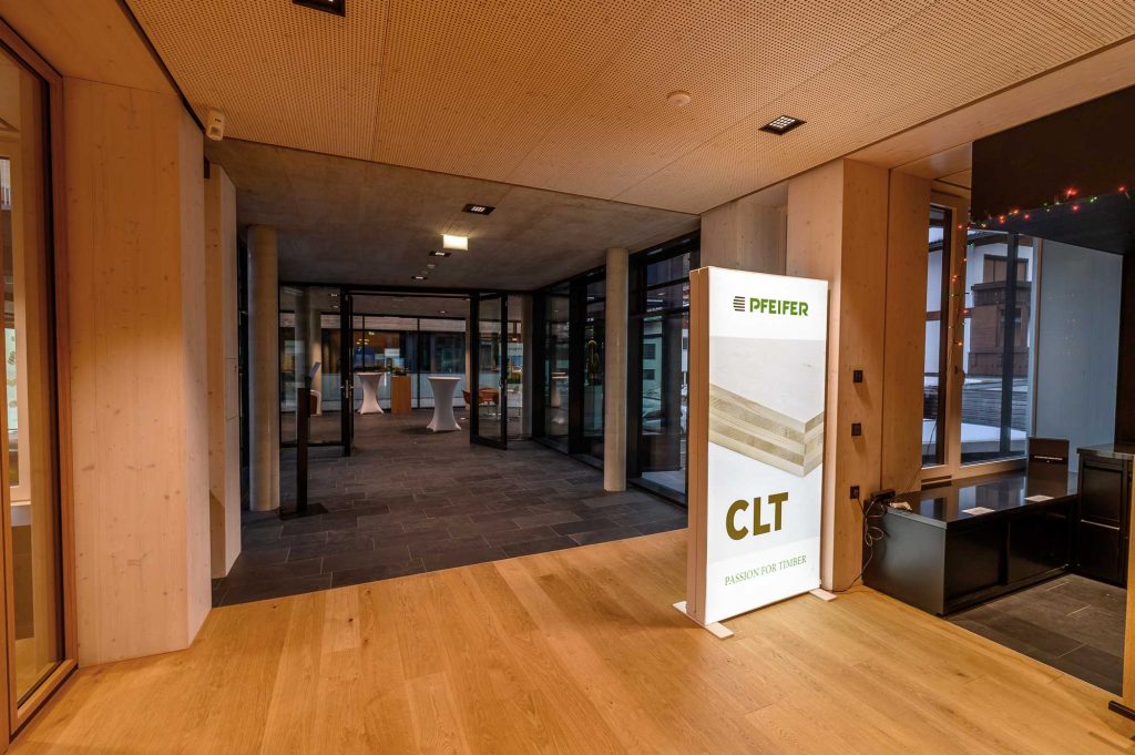 Crestron_Bose_panasonic_Sharp_Referenz-HolzPfeifer_Imst_1_AVsolutions Holz Pfeifer I Referenz I großer Meetingraum I Projektor I Leinwand I Steuerung über iPad I AVsolutions