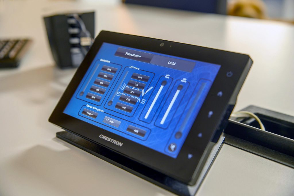 Steuerungs-Display_Crestron_AVsolutions-neu