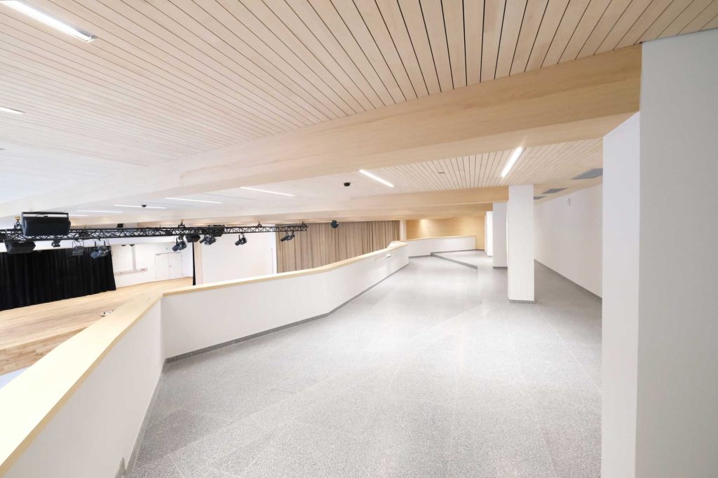 Zugspitzsaal-Ehrwald-Eventwelt-Medientechnik-Beschallung-10-AVsolutions Zugspitzsaal | Eventtechnik | Medientechnik | Beschallung | Veranstaltungstechnik | AVsolutions