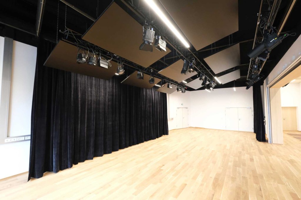 Zugspitzsaal-Ehrwald-Eventwelt-Medientechnik-Beschallung-5-AVsolutions Zugspitzsaal | Eventtechnik | Medientechnik | Beschallung | Veranstaltungstechnik | AVsolutions