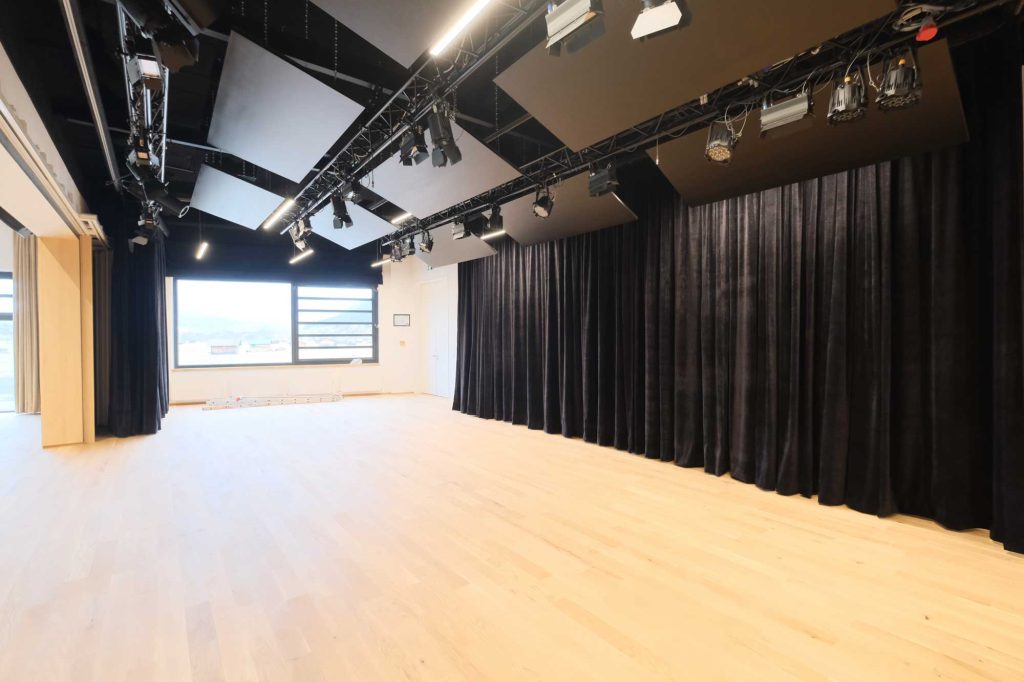 Zugspitzsaal-Ehrwald-Eventwelt-Medientechnik-Beschallung-6-AVsolutions Zugspitzsaal | Eventtechnik | Medientechnik | Beschallung | Veranstaltungstechnik | AVsolutions