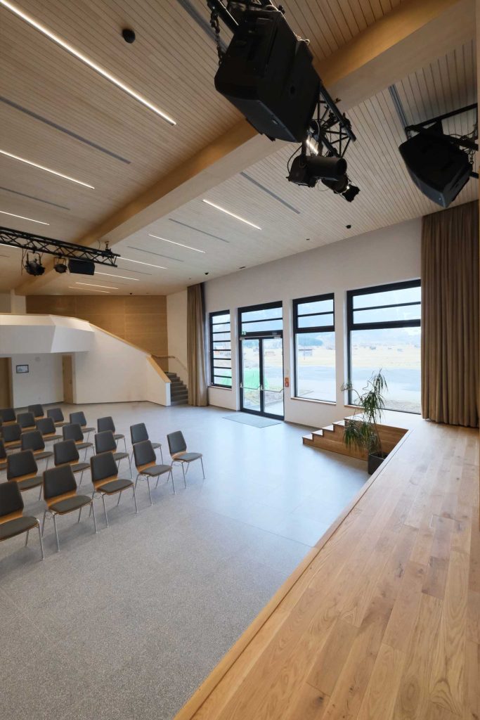 Zugspitzsaal-Ehrwald-Eventwelt-Medientechnik-Beschallung-AVsolutions Zugspitzsaal | Eventtechnik | Medientechnik | Beschallung | Veranstaltungstechnik | AVsolutions